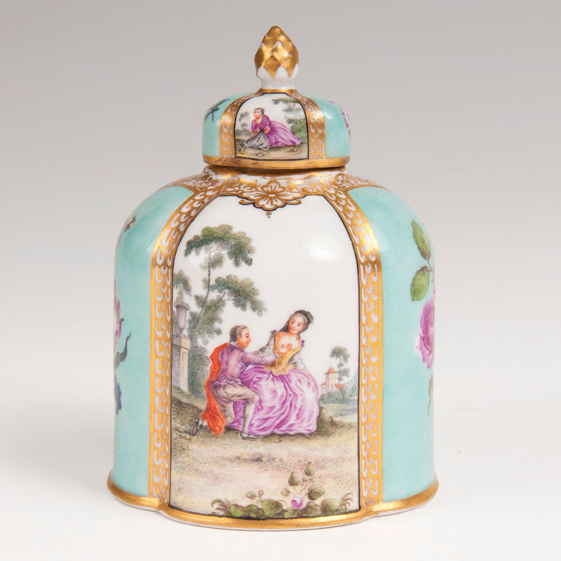 Teedose mit feiner Watteau-Malerei vor Türkisfond - Bild 2