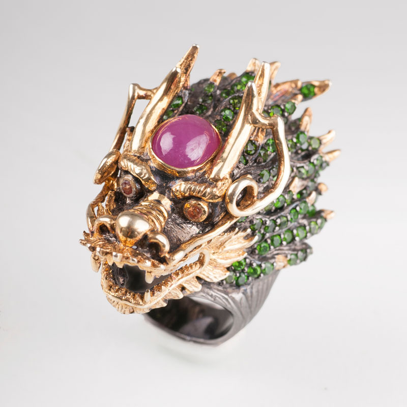 Imposanter Drachenkopf-Ring mit reichem Farbstein-Besatz