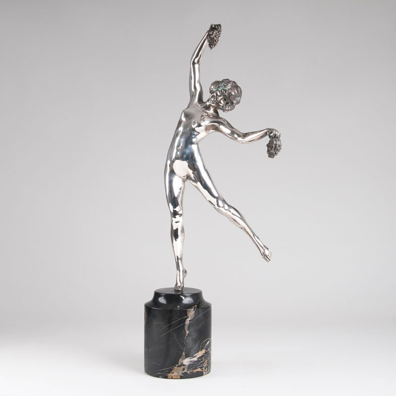 Pierre Le Faguays - Versilberte Bronze-Skulptur 'Tanzendes Mädchen mit Trauben' Versilberte Bronze-Skulptur 'Tanzendes Mädchen mit Trauben'
