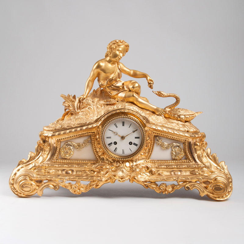 Vergoldete Napoleon-III Pendule mit Figuren-Bekrönung 'Knabe mit Schwan'