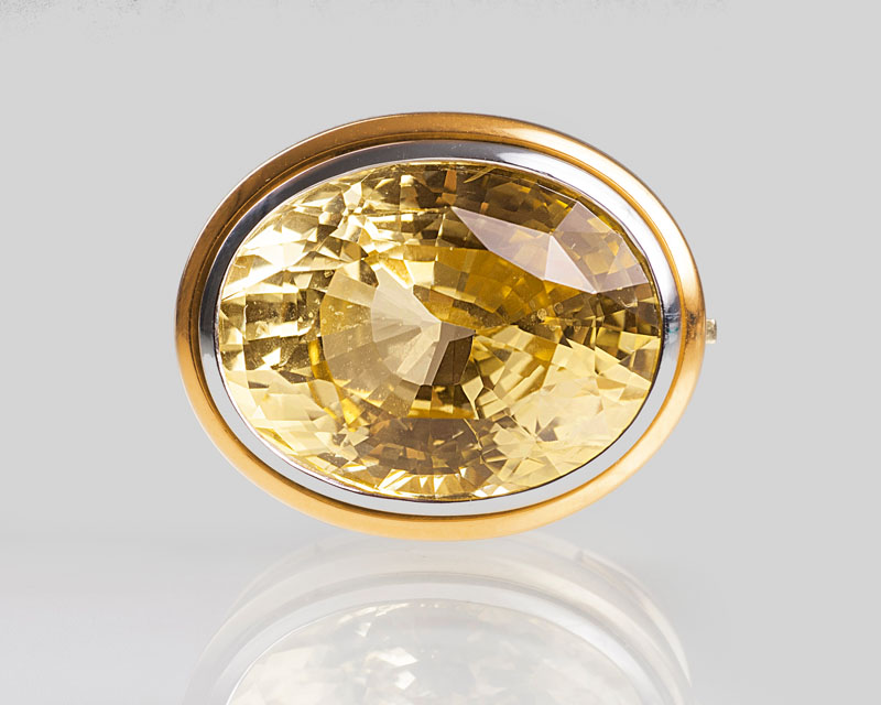 A natural yellow sapphire in a interchangeable clasp by Jeweller Hemmerle