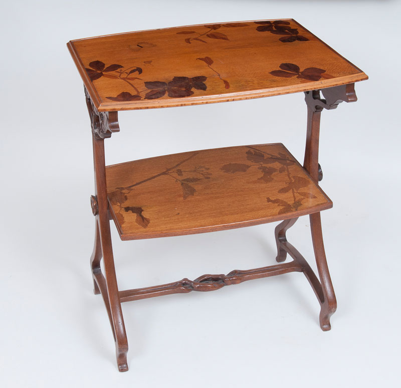 Louis Majorelle - Jugendstil-Etagèrentisch mit Marketeriedekor Jugendstil-Etagèrentisch mit Marketeriedekor