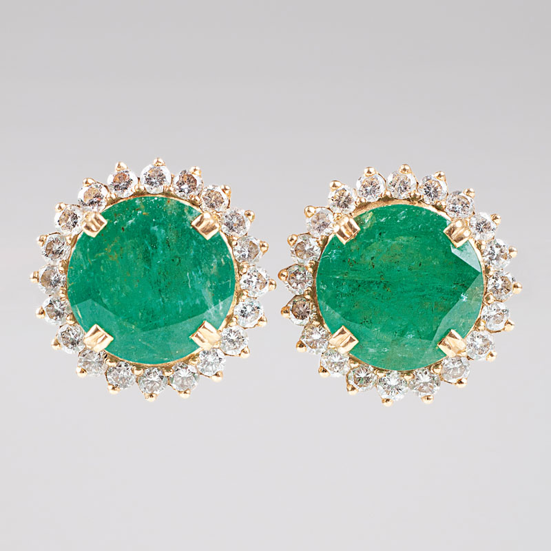 A pair of emerald diamond earstuds