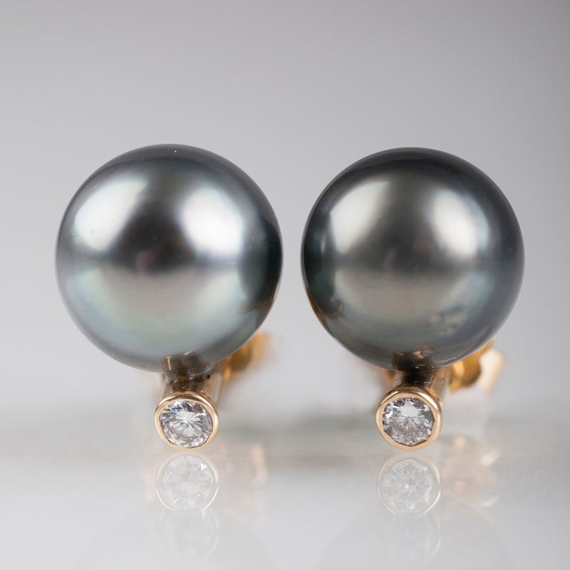 A pair of Tahiti pearl earstuds