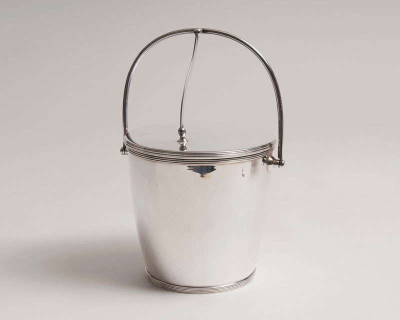 An elegant icebucket