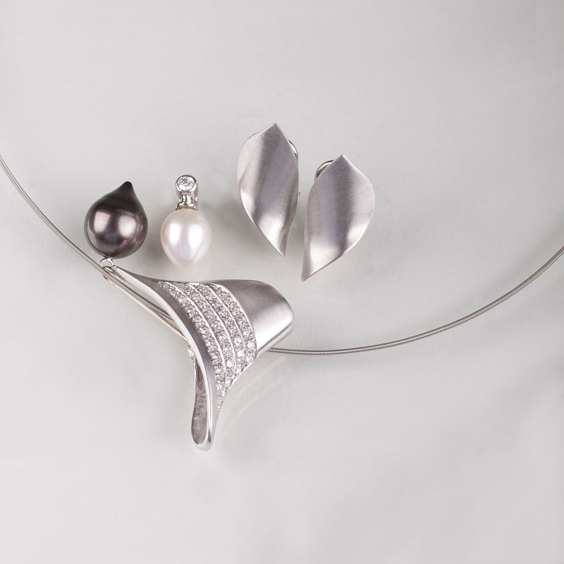 A platinum jewellery set with Niessing necklace by Ehinger-Schwarz