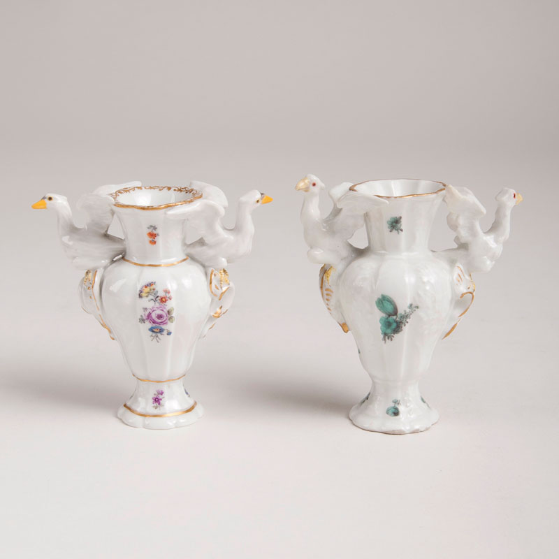 2 miniature vases with eagle motif