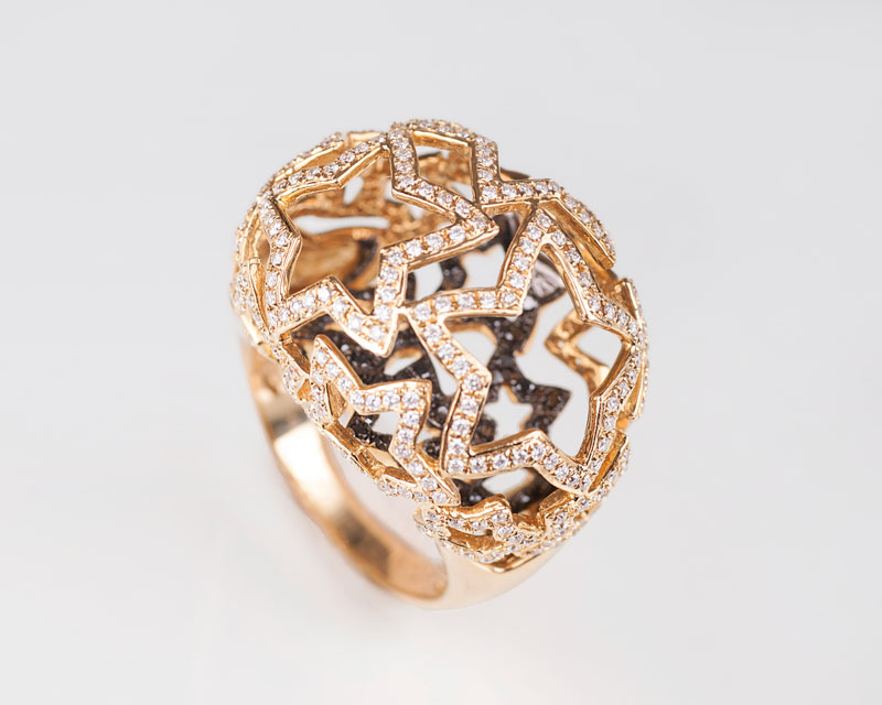 An extraordinary diamond ring with ornaments of stars