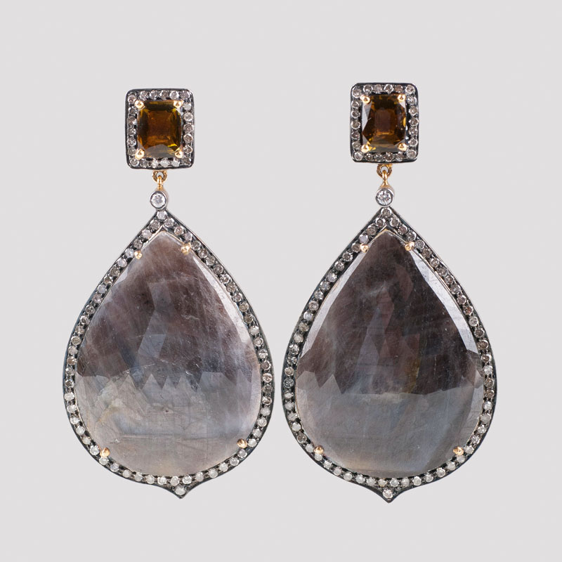 A pair of extraordinary earpendants with large anthrazit coloured sapphires