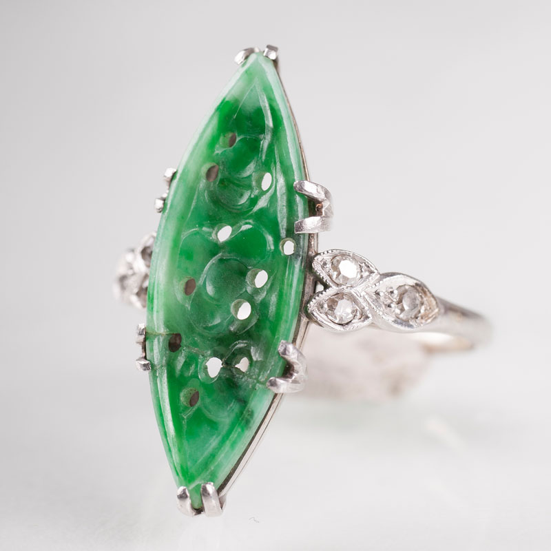 Zierlicher Art Déco Jade-Diamant-Ring
