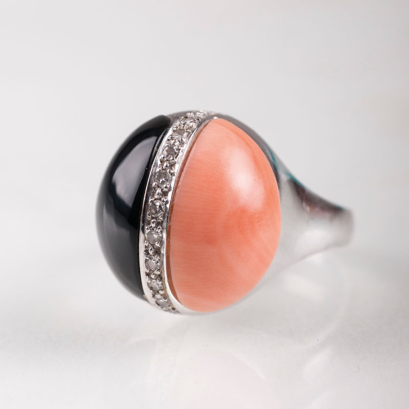 Onyx-Korallen-Ring mit kleinen Diamanten