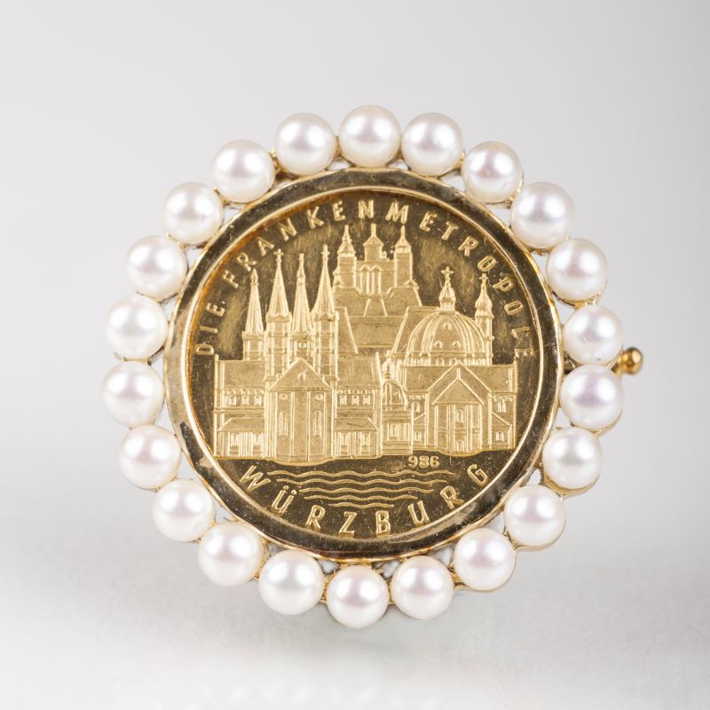 A small brooch with Würzburg medal and seedpearls