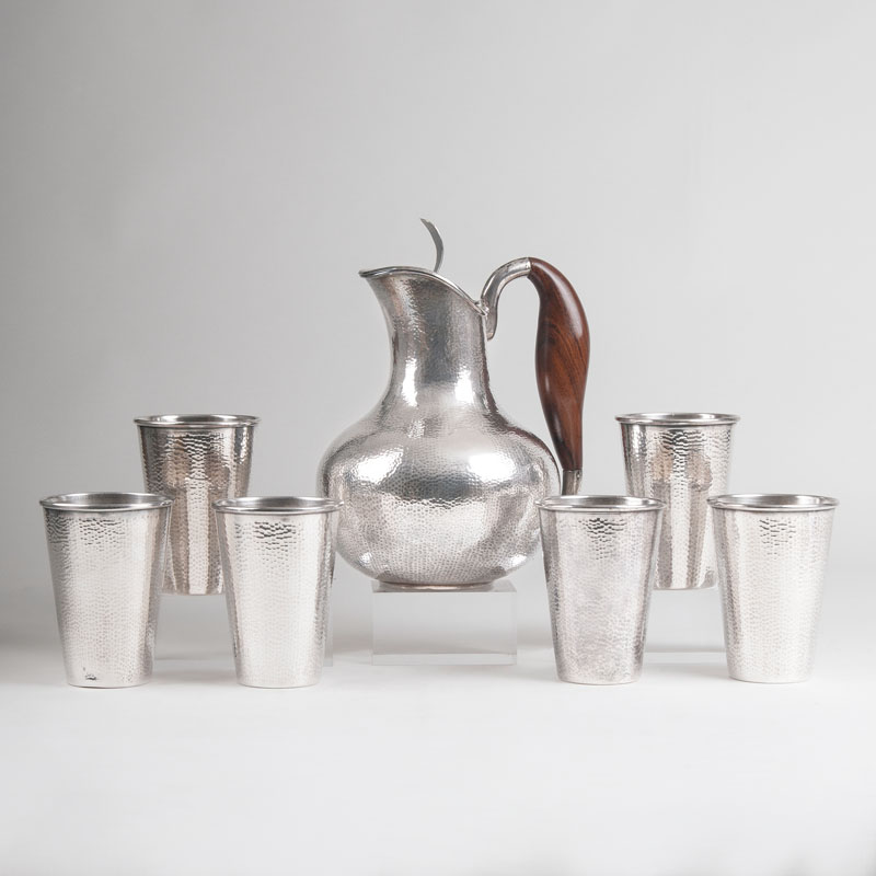 A juicing jug with 6 beakers
