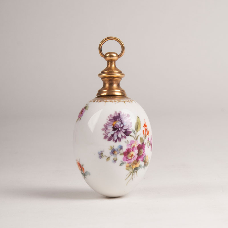 An egg-shaped porcelain flacon