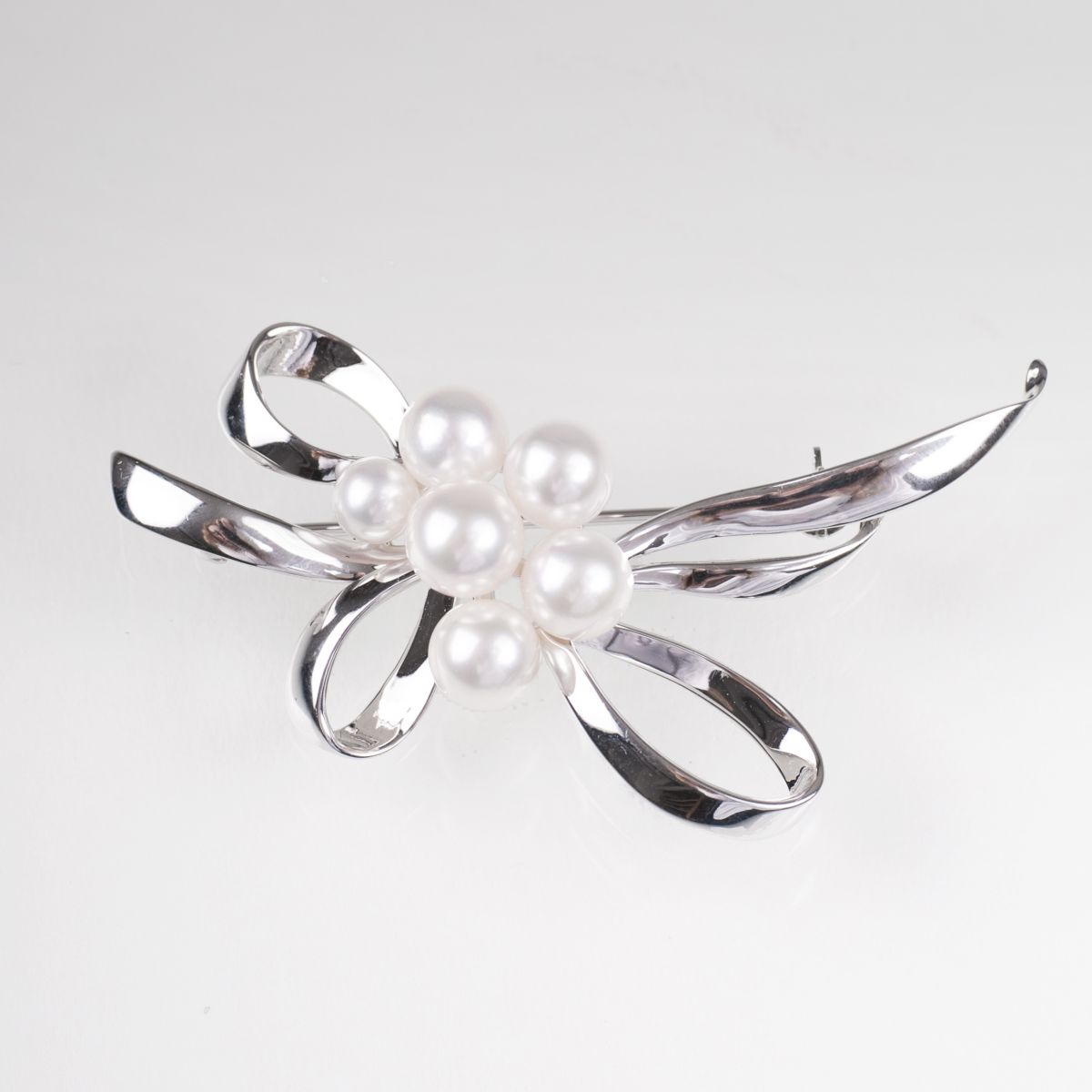 Zierliche Perlen-Brosche von K. Mikimoto