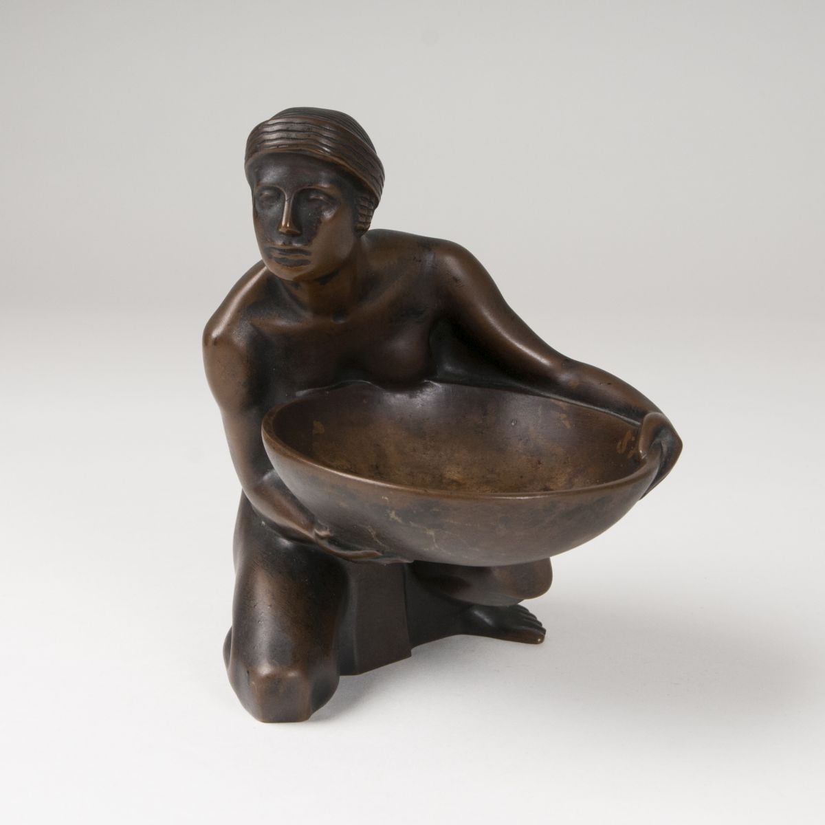 Bronze-Skulptur 'Die Schalenträgerin'