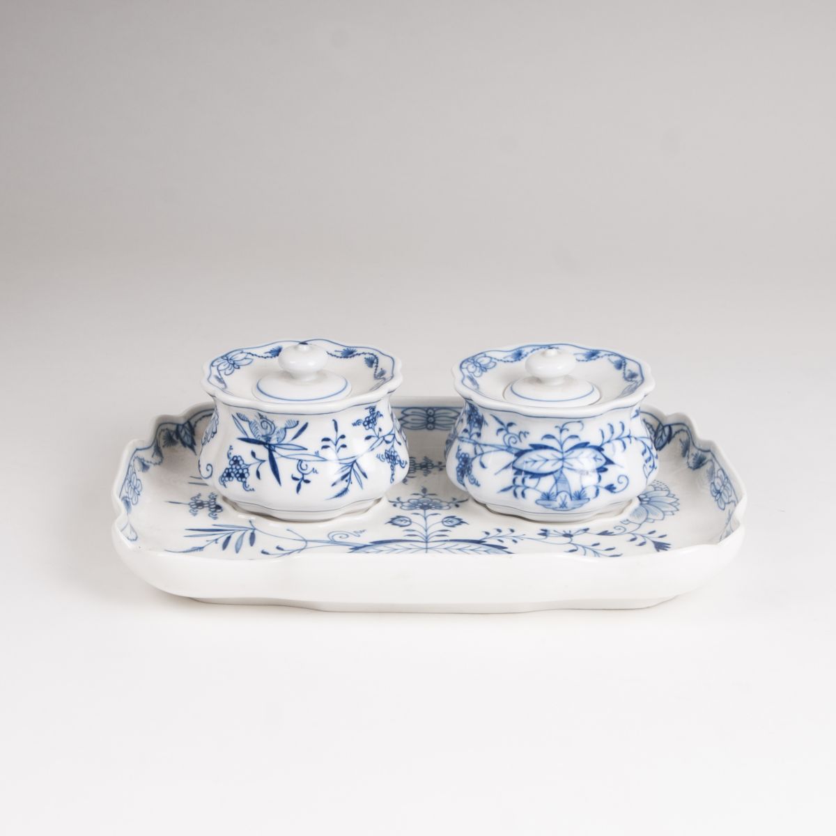 A writing set with onion pattern