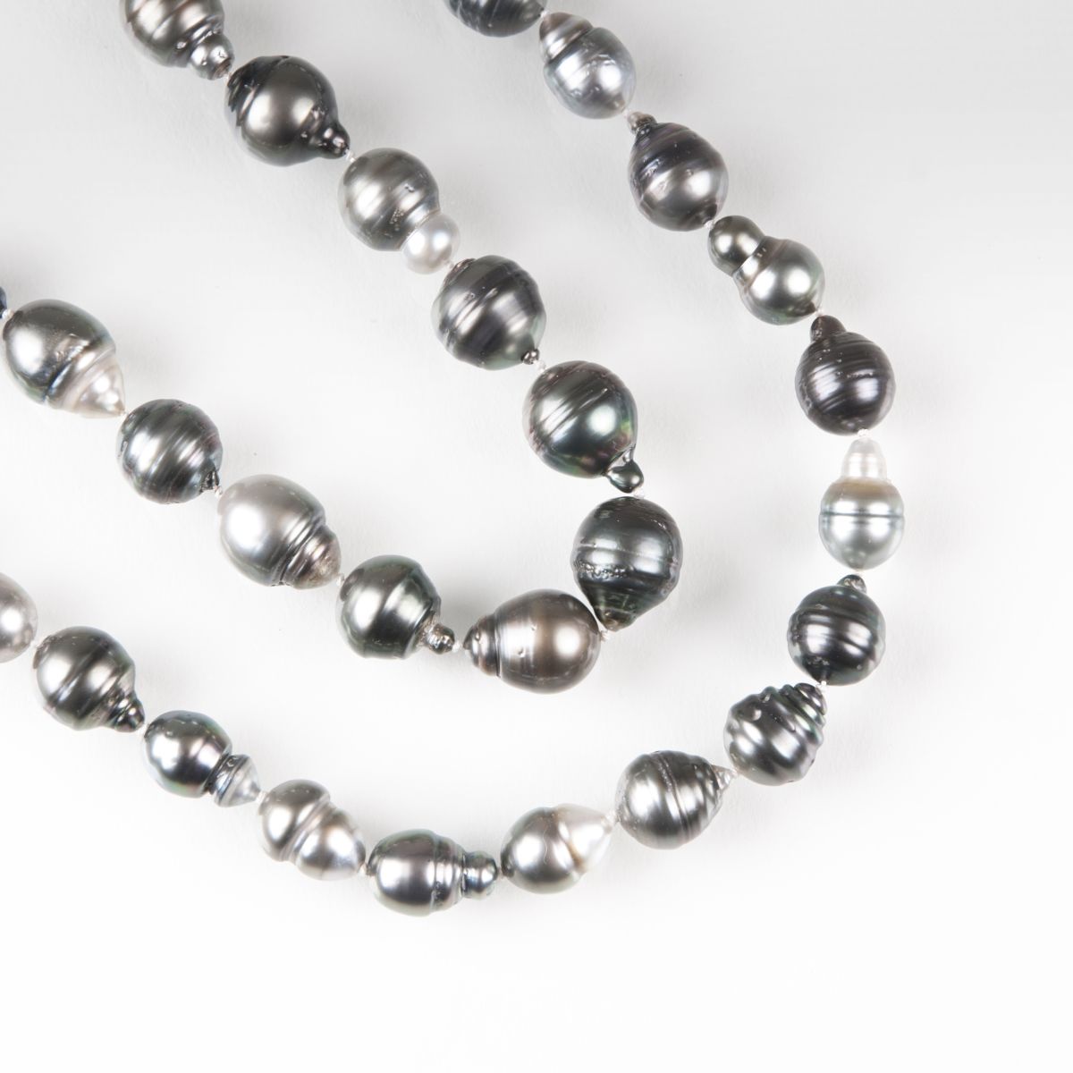 A long Tahiti pearl necklace