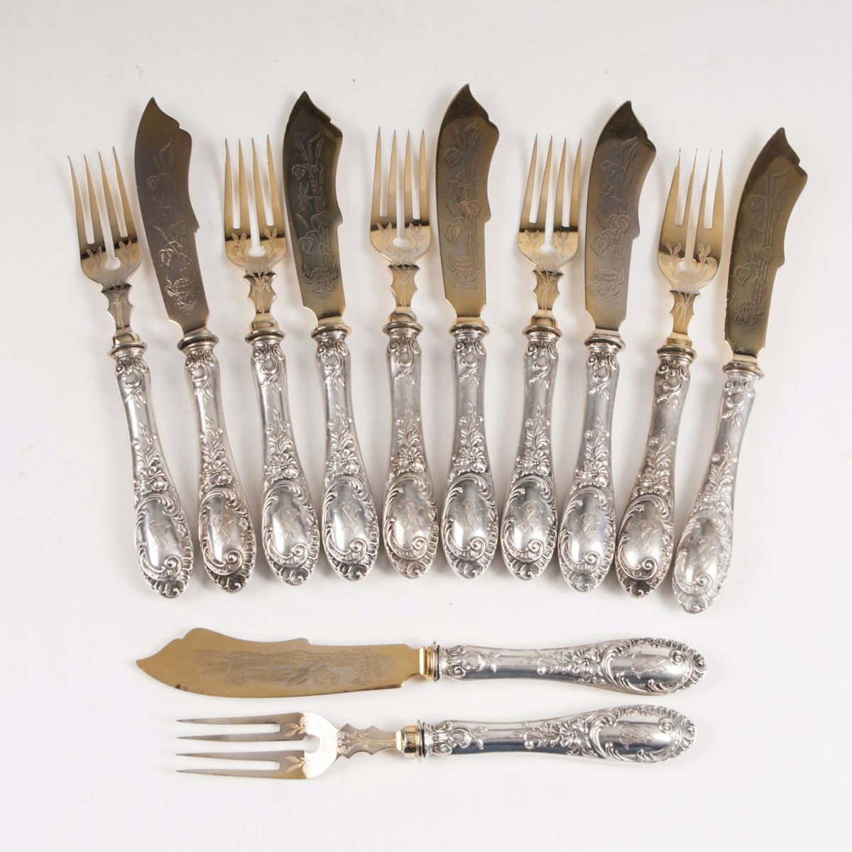 A richly decorated fish cutlery for 6 persons