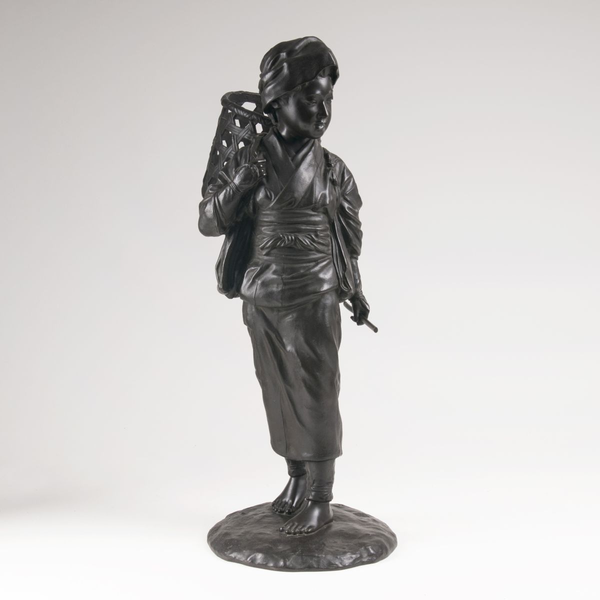 Japanische Bronze-Skulptur 'Knabe mit Bütte'