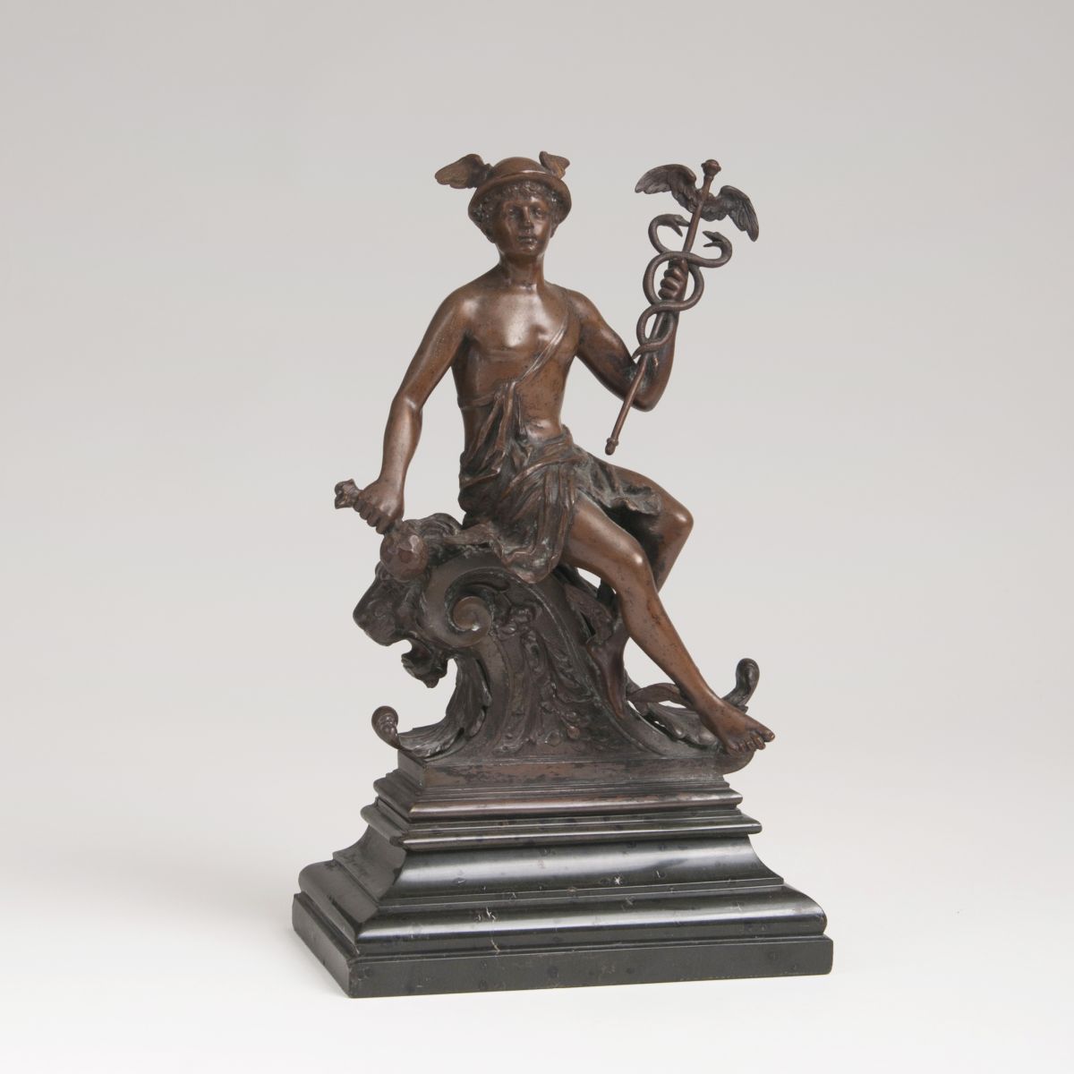 Bronze-Skulptur 'Sitzender Hermes mit Stab und Geldbeutel'