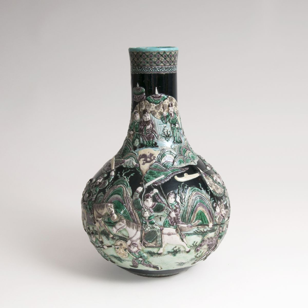 'Famille noire'-Balustervase mit Reliefdekor