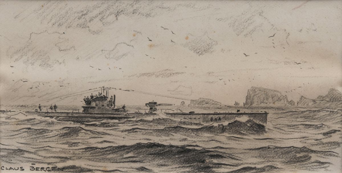 U-Boot vor felsiger Küste