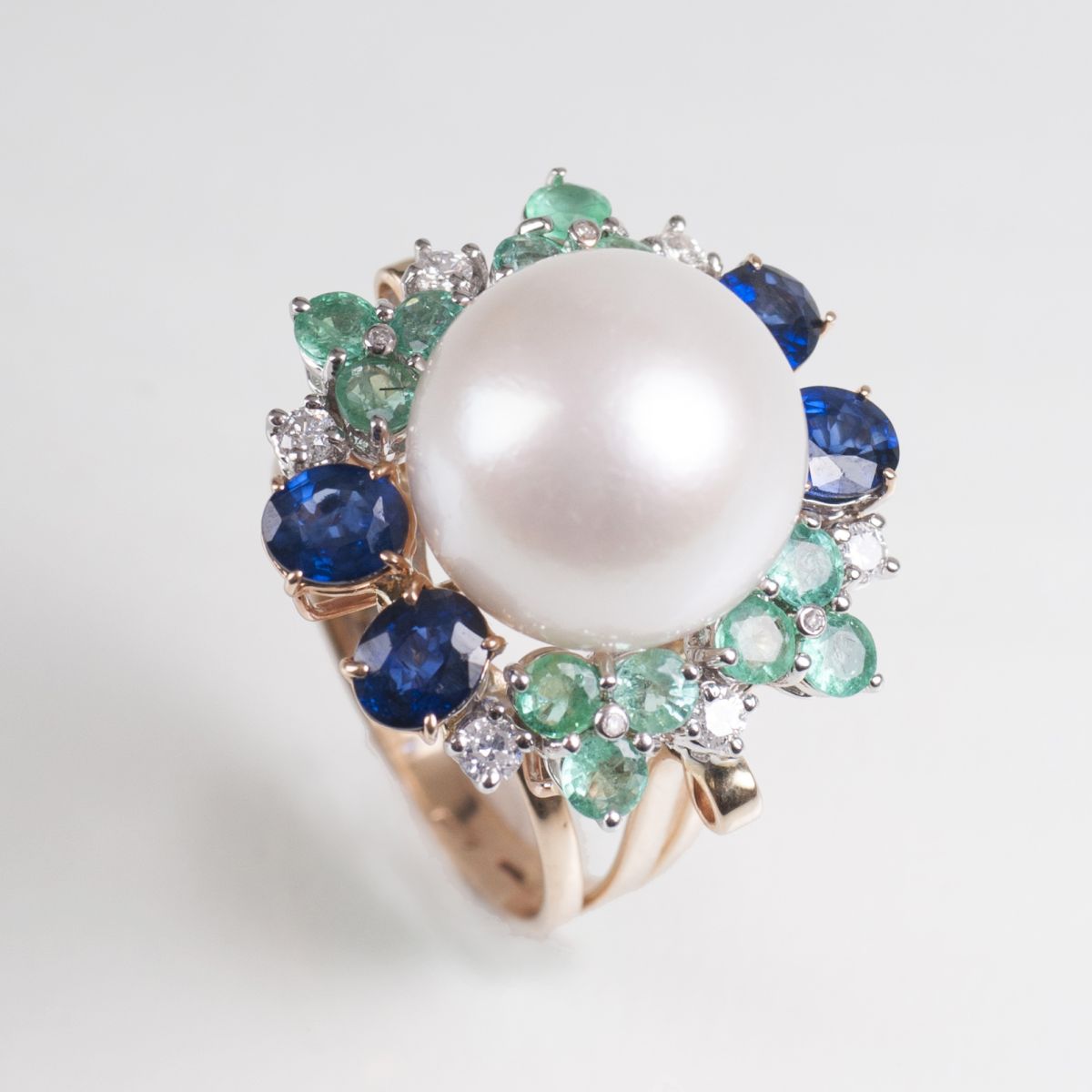Klassisch-eleganter Perl-Smaragd-Saphir-Ring