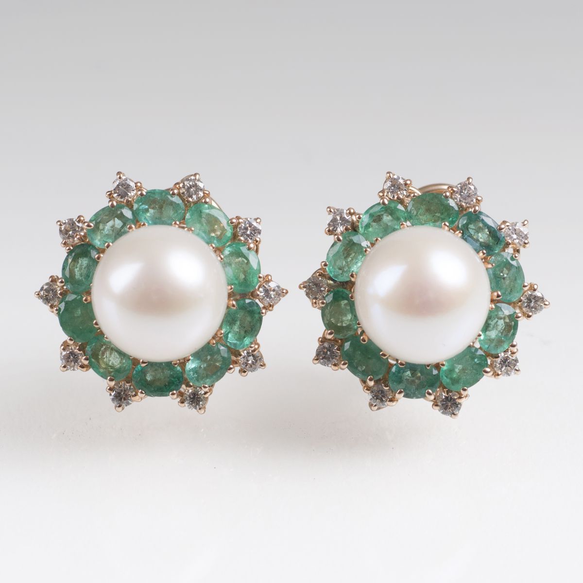 Paar klassisch-eleganter Smaragd-Perlen-Ohrringe