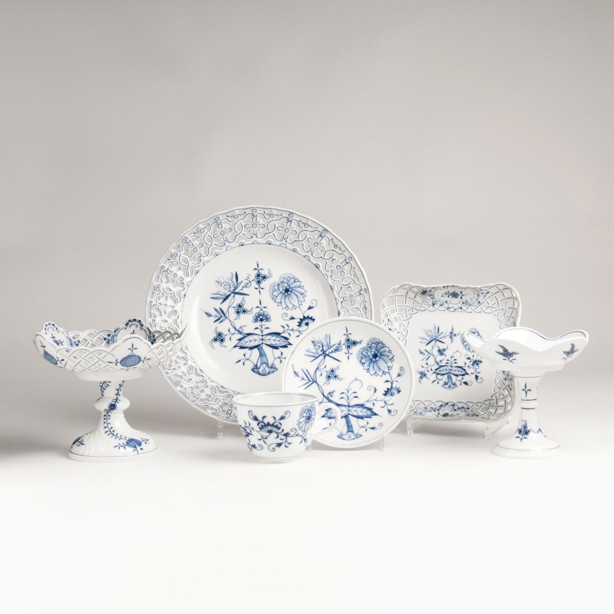 A set of pieces with onion pattern