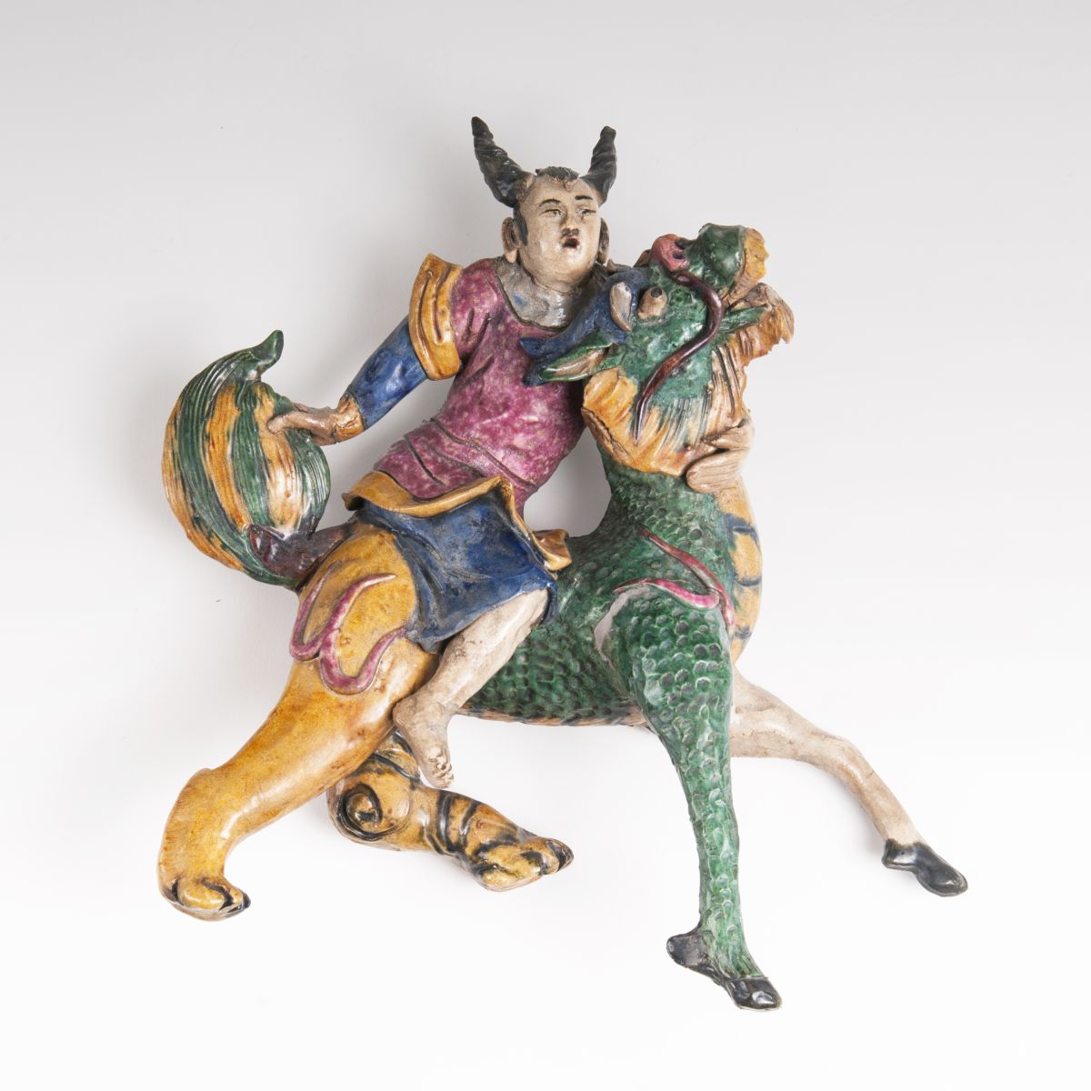 Chinesische Terrakotta-Skulptur 'Reiter auf Fabelwesen'