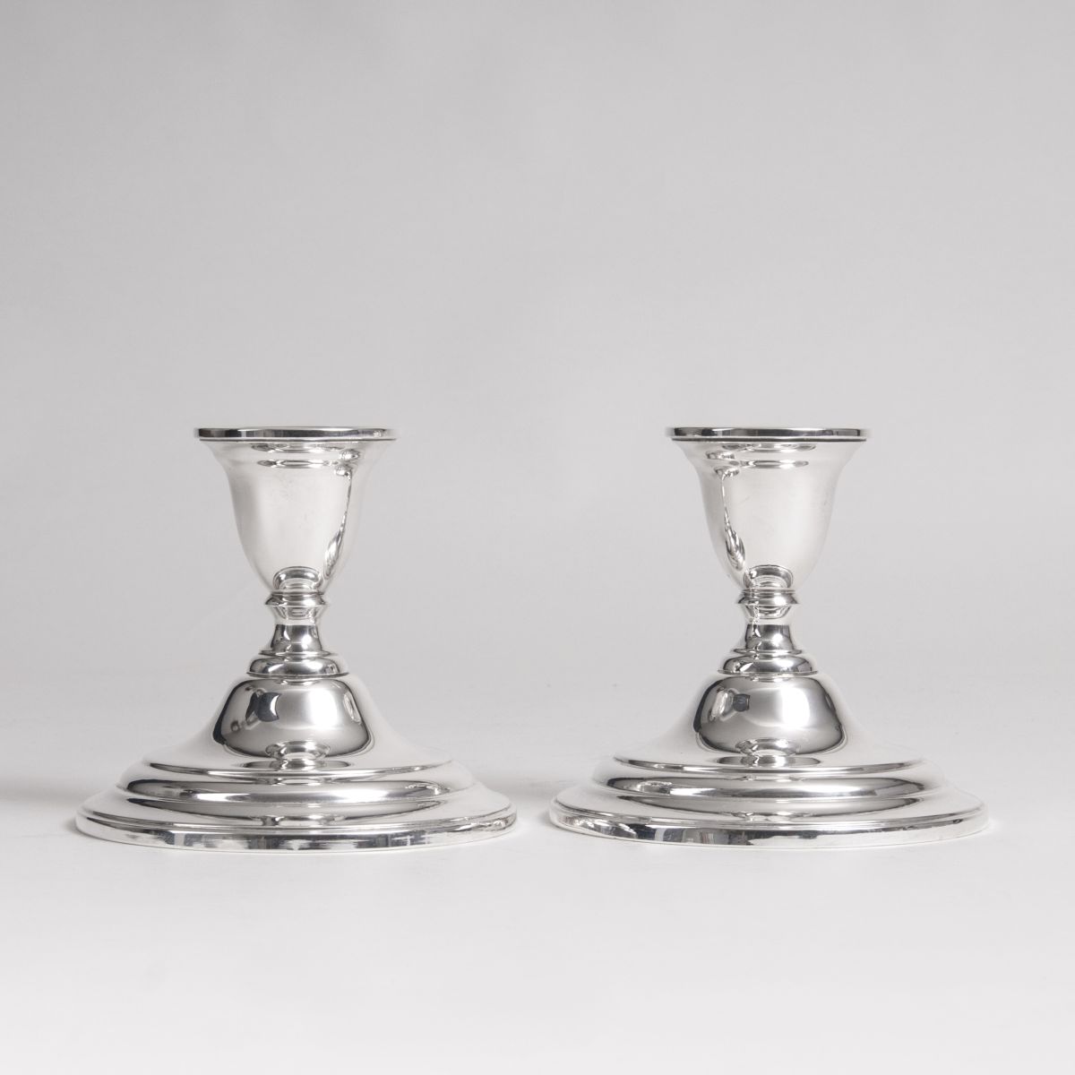 International Silver Company, gegr. 1898 Meriden, Connecticut (USA) - Paar kleiner amerikanischer Tischleuchter Paar kleiner amerikanischer Tischleuchter