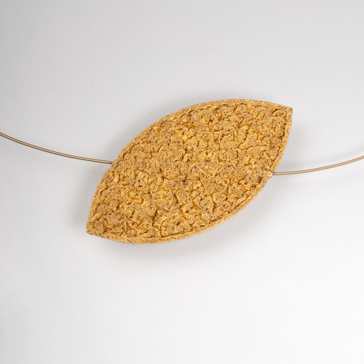 A large gold leaf pendant with Niessing necklace