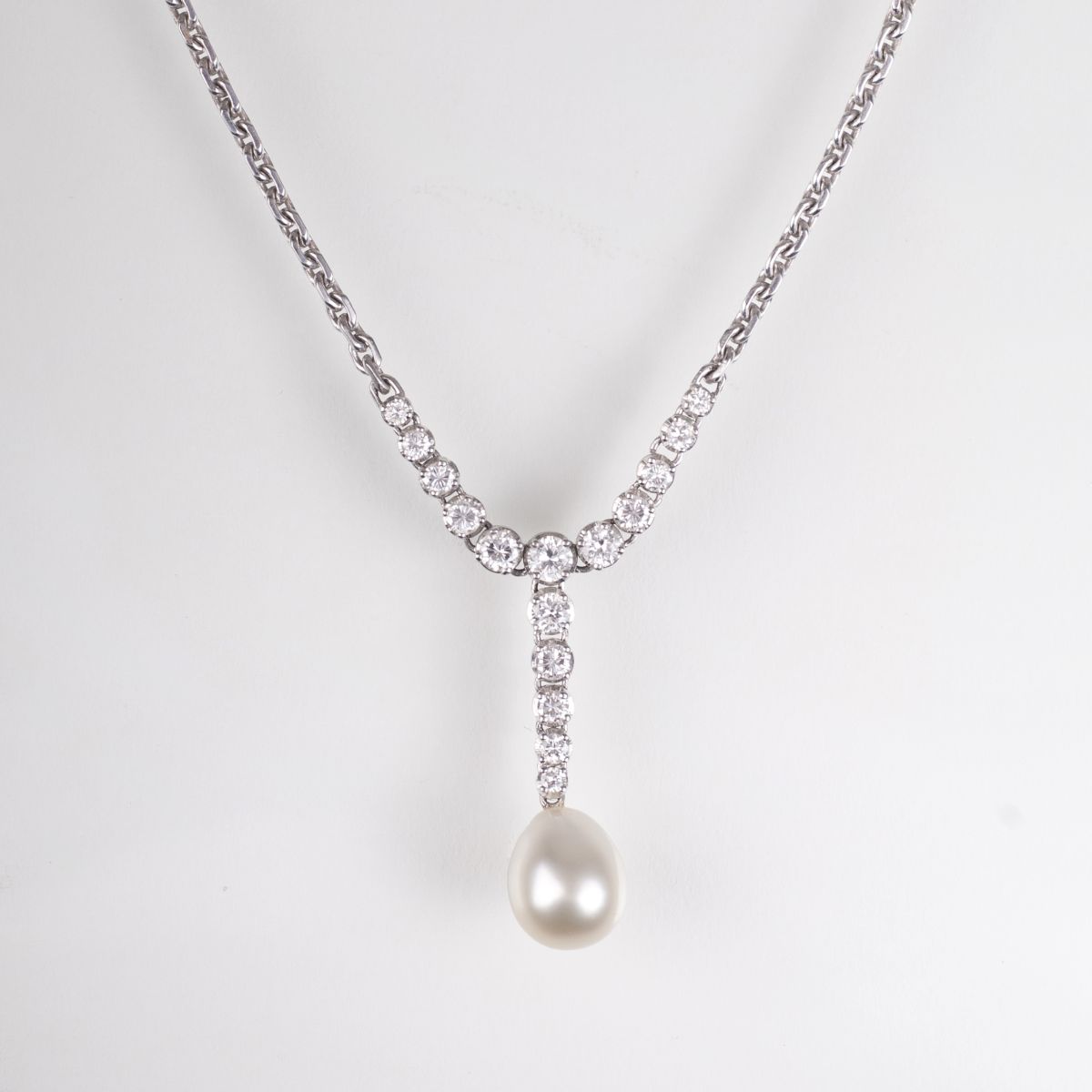 A pearl diamond necklace