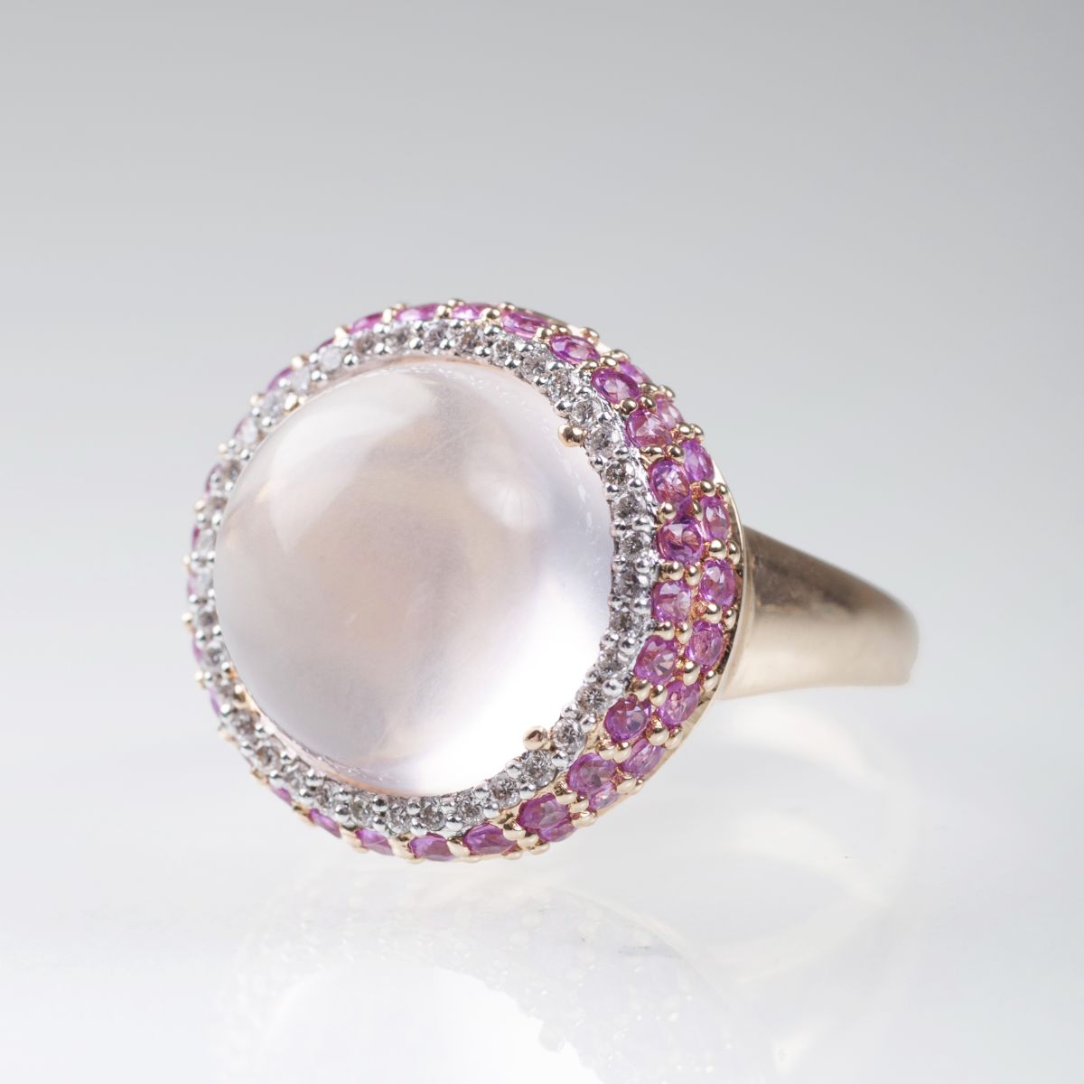 An elegant rosequartz pinksapphire ring with diamonds