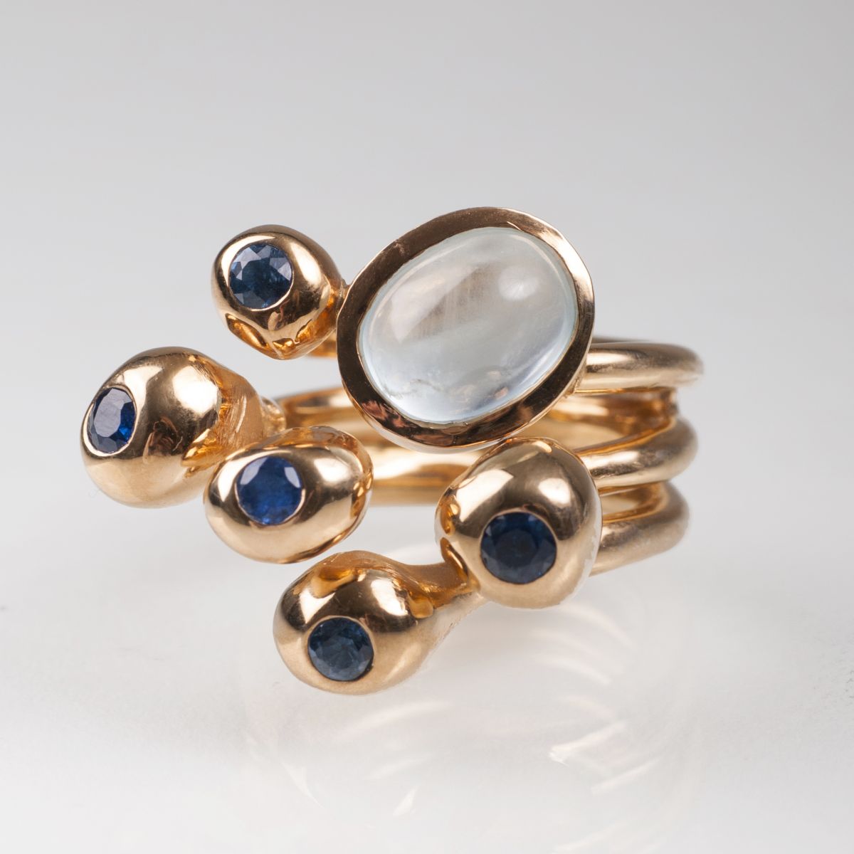 A modern ring with sapphire and aquamarin setting