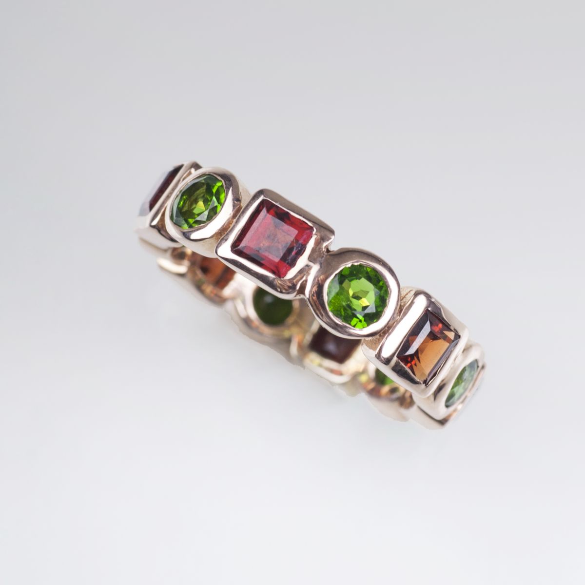 A memory ring with diopside and garnet