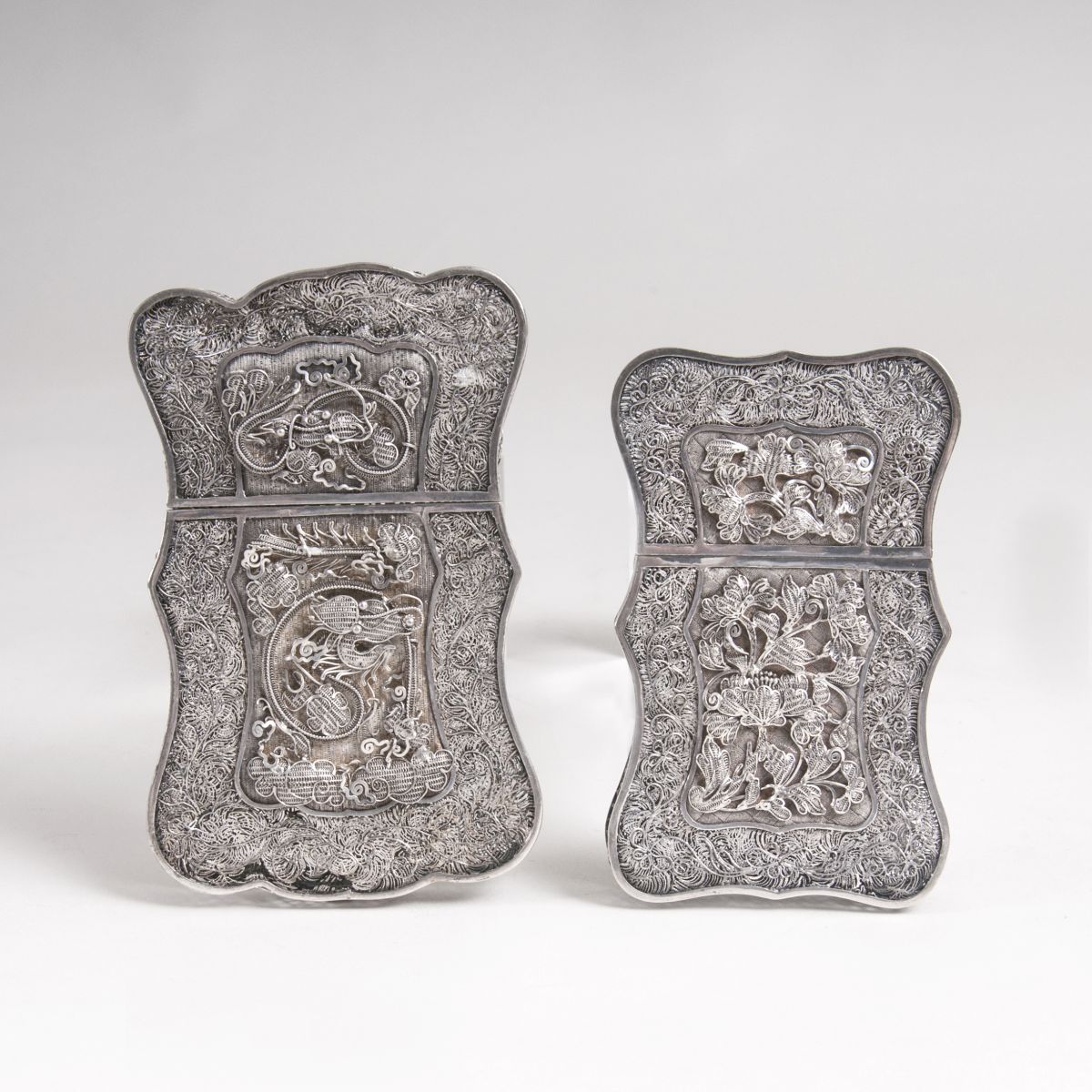 - Zwei außergewöhnliche chinesische Etuis mit Filigran- und Relief-Dekor Zwei außergewöhnliche chinesische Etuis mit Filigran- und Relief-Dekor