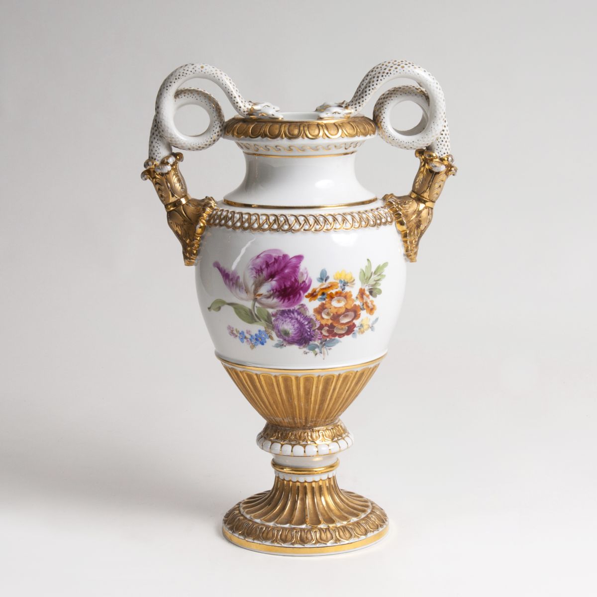 Schlangenhenkelvase mit Blumenmalerei