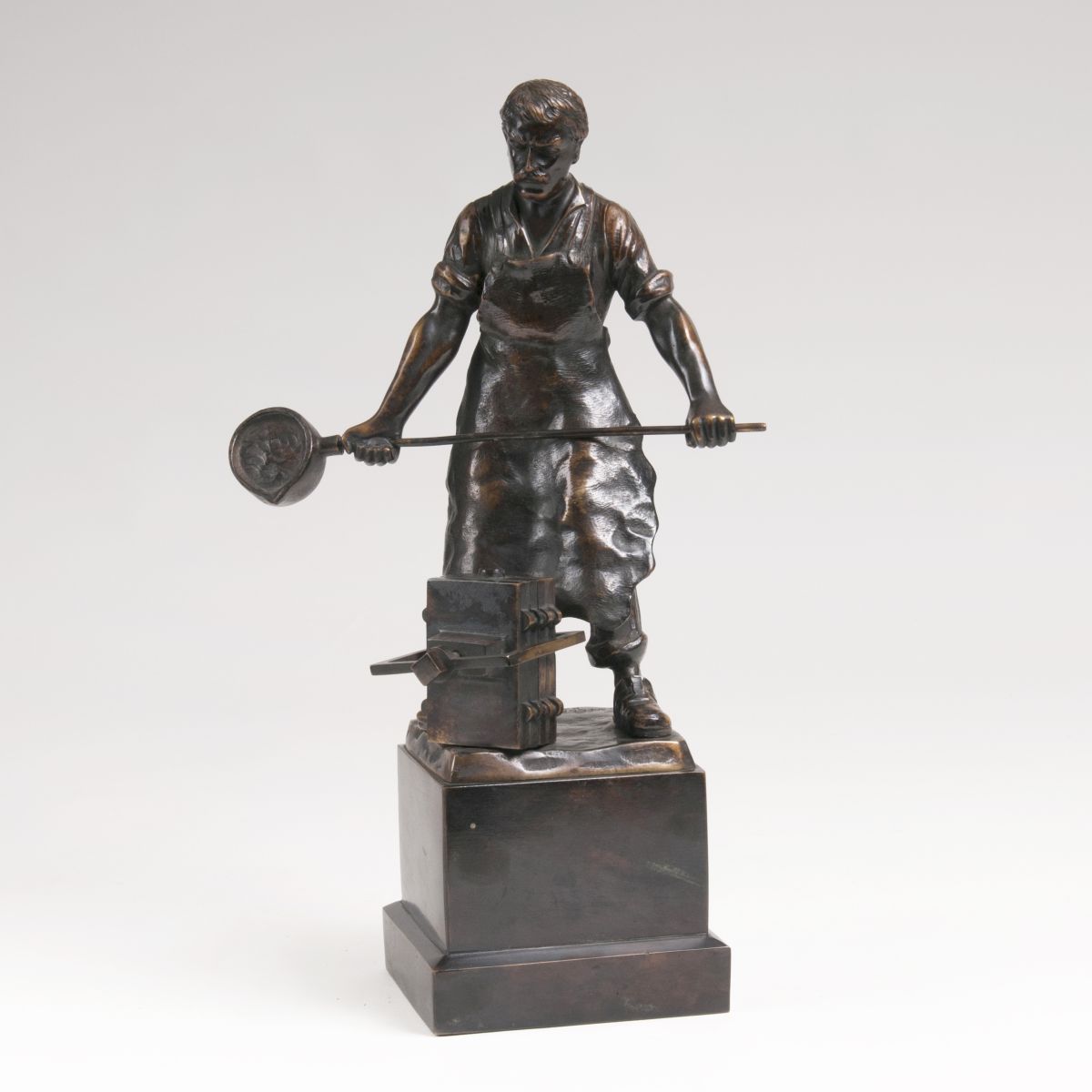 P. Villette, tätig in Paris Anf. 20. Jh. - Bronze-Skulptur 'Bronzegießer vor seiner Kokille' Bronze-Skulptur 'Bronzegießer vor seiner Kokille'