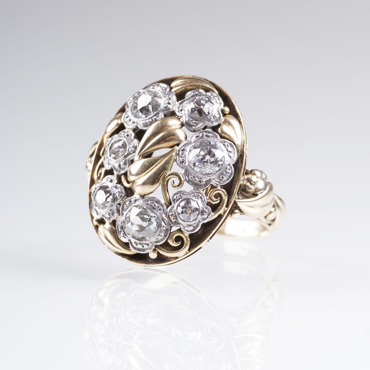 A Vintage diamond ring with flower ornaments