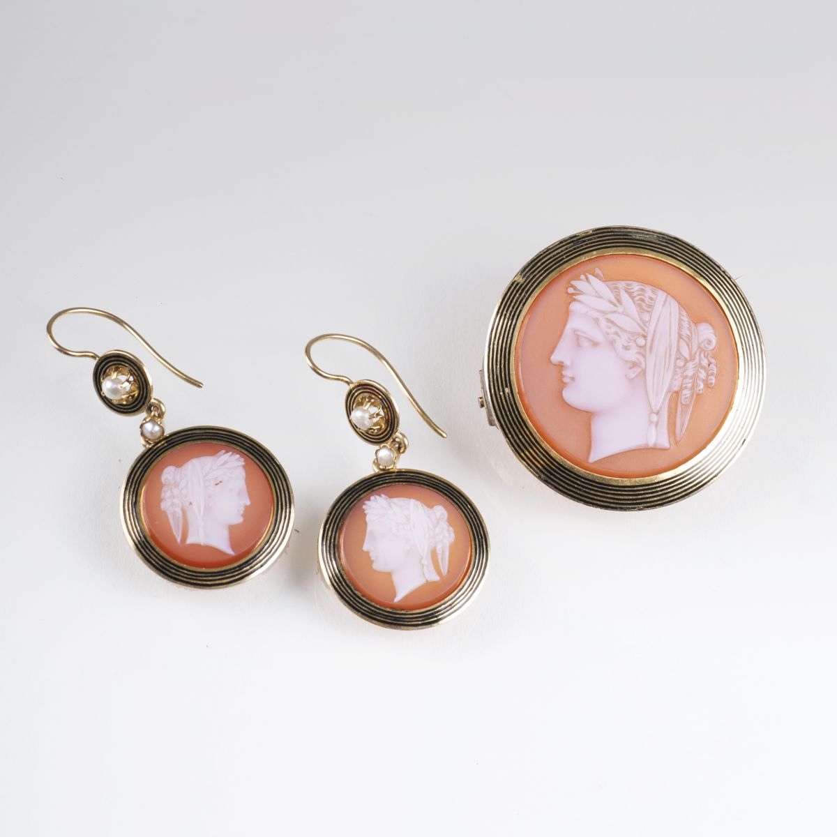 An agate jewelry set with cameos 'Flora'