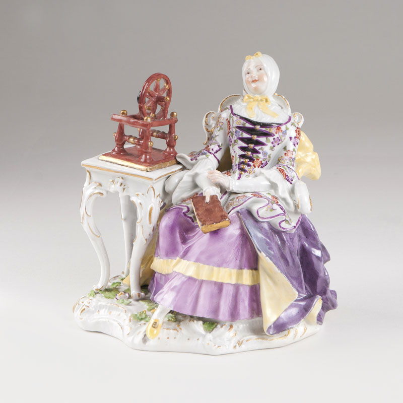 Seltene Porzellanfigur 'Hausfrau mit Spinnrad'