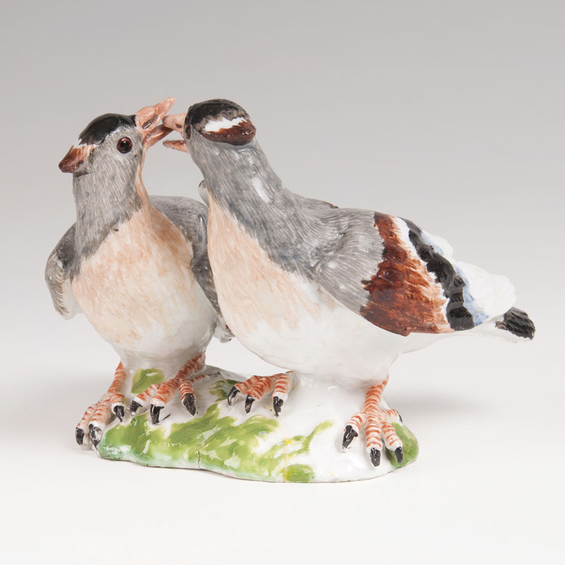 Porzellangruppe 'Schnäbelndes Taubenpaar'