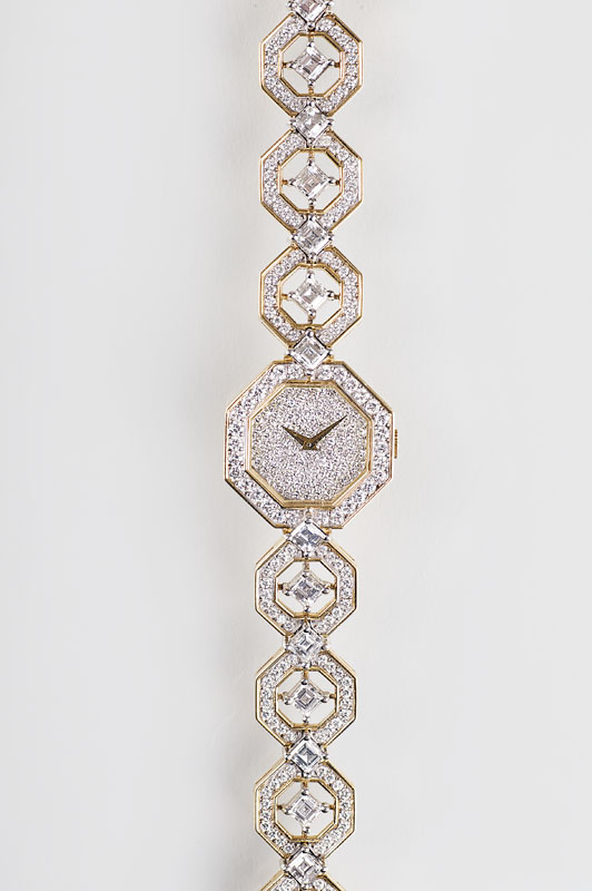 Hochfeine Damen-Armbanduhr mit hochkarätigem Brillant-Besatz