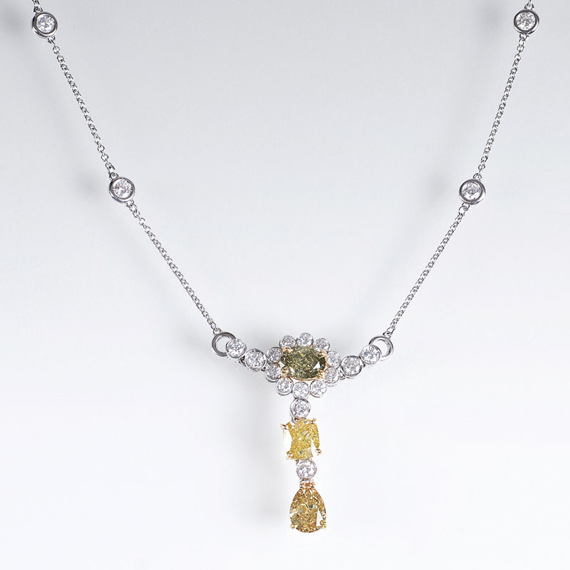 Außergewöhnlich-farbfeines Collier mit Fancy-Diamanten und Brillanten