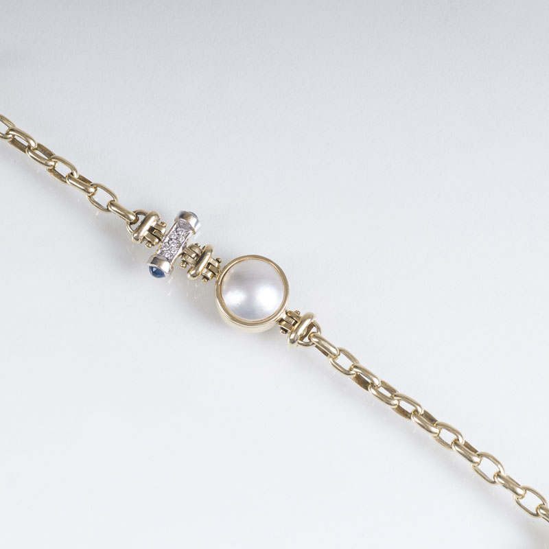 A golden bracelet with mabé pearl, sapphires and diamonds
