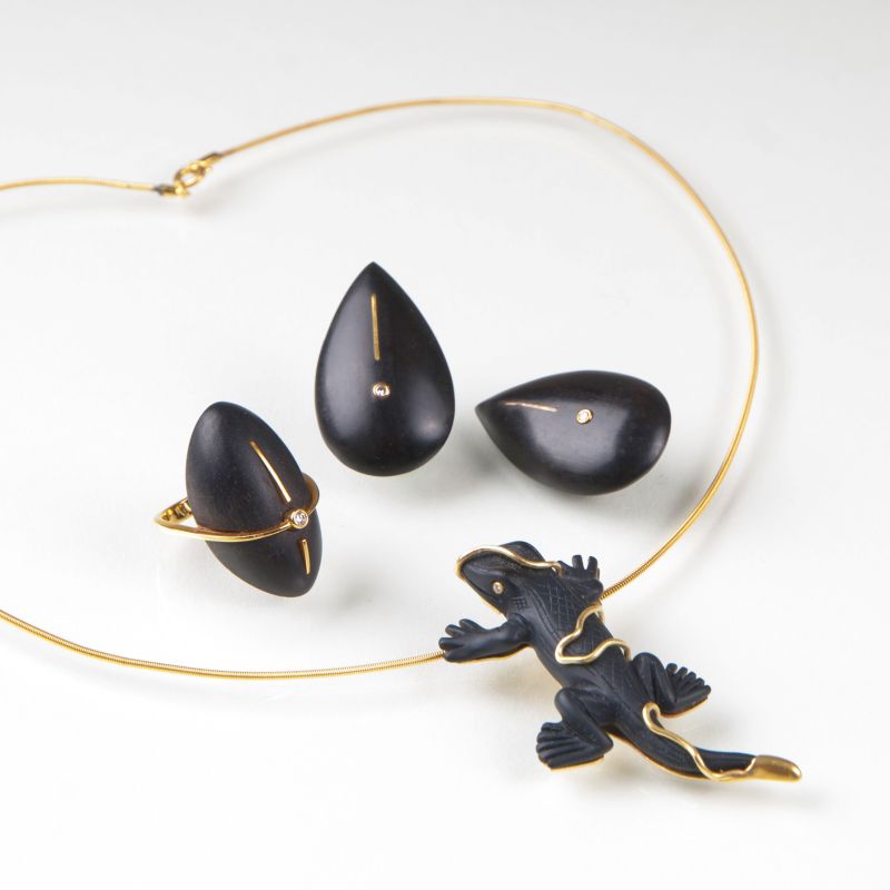 A modern jewellerya set with wood and bakelite