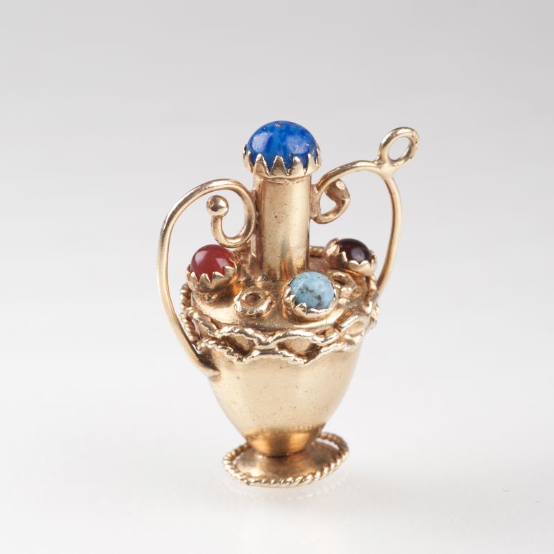 A golden pendant 'Amphora'