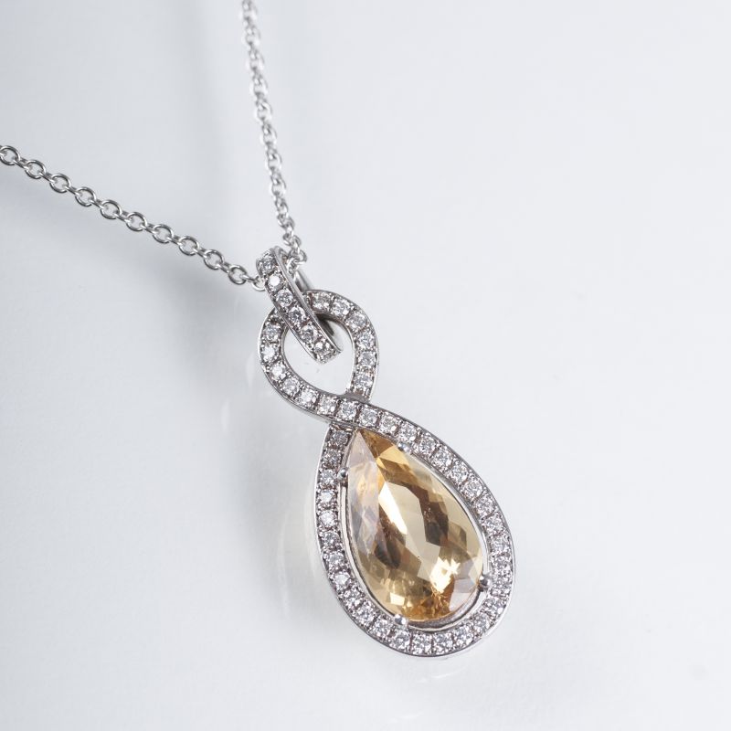 A gold beryll diamond pendant with necklace